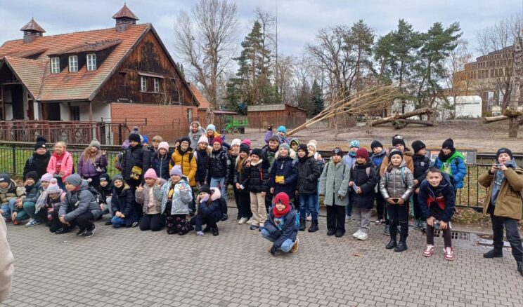 Na zdjęciu dzieci uczestniczące w wycieczce