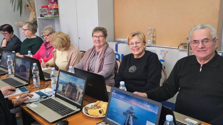 zdjęcie przedstawia osoby podczas szkolenia komputerowego