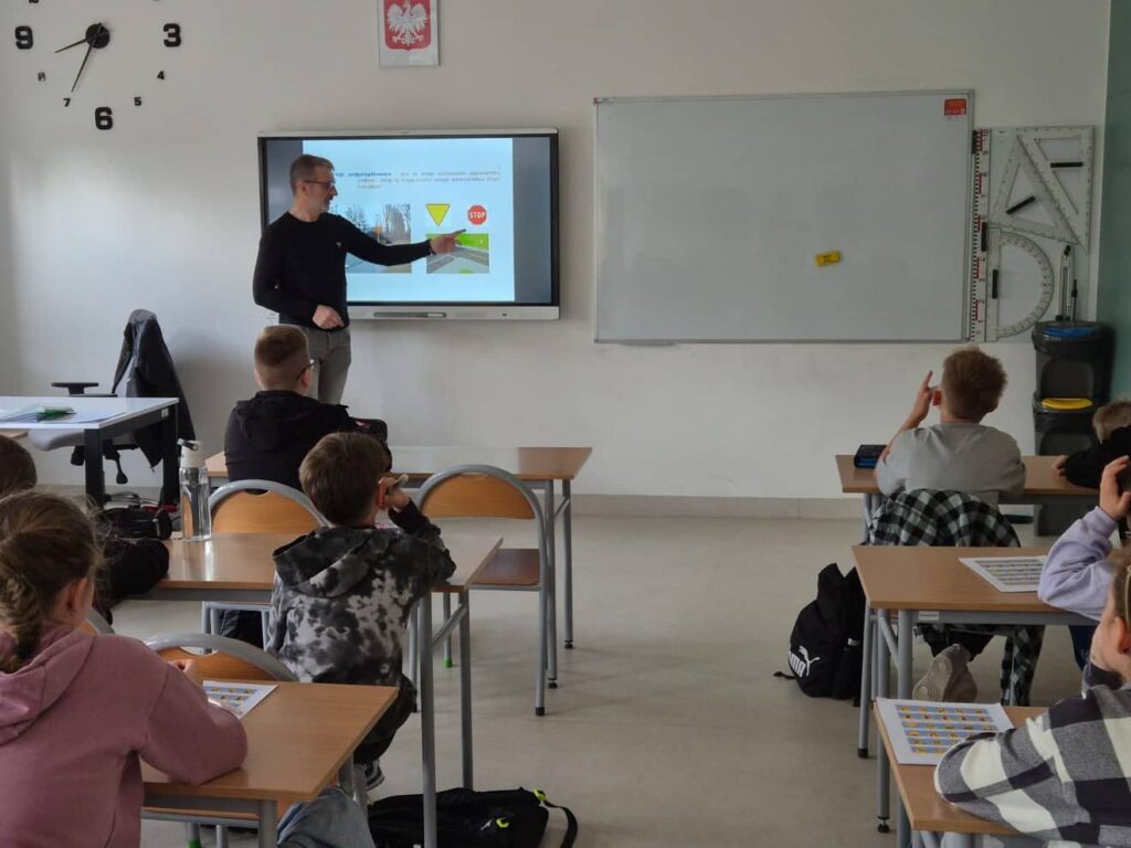 Zdjęcie przedstawia grupę młodzieży podczas zajęć w klasie