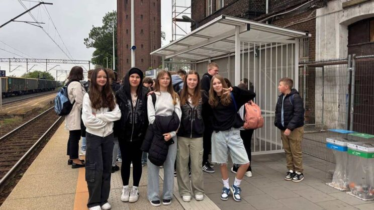 Na zdjęciu grupa młodzieży na dworcu PKP