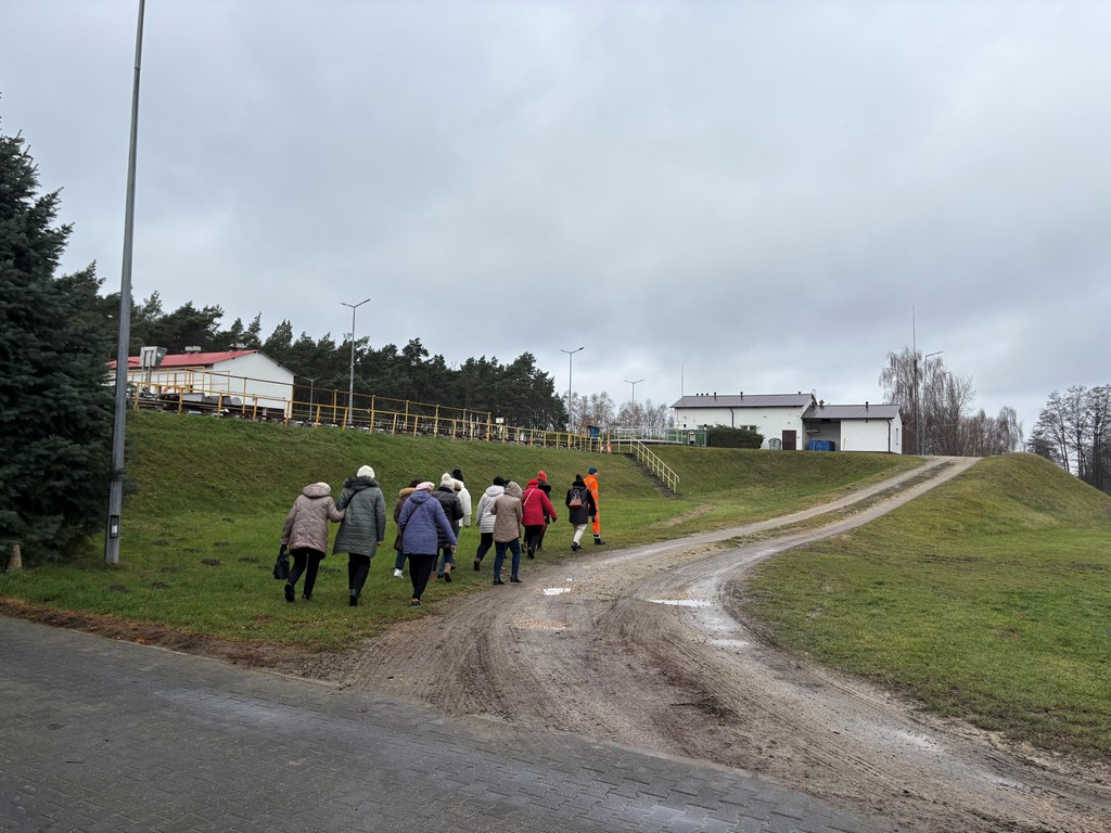 Na zdjęciu uczestnicy wizyty w oczyszczalni przed obiektami oczyszczalni