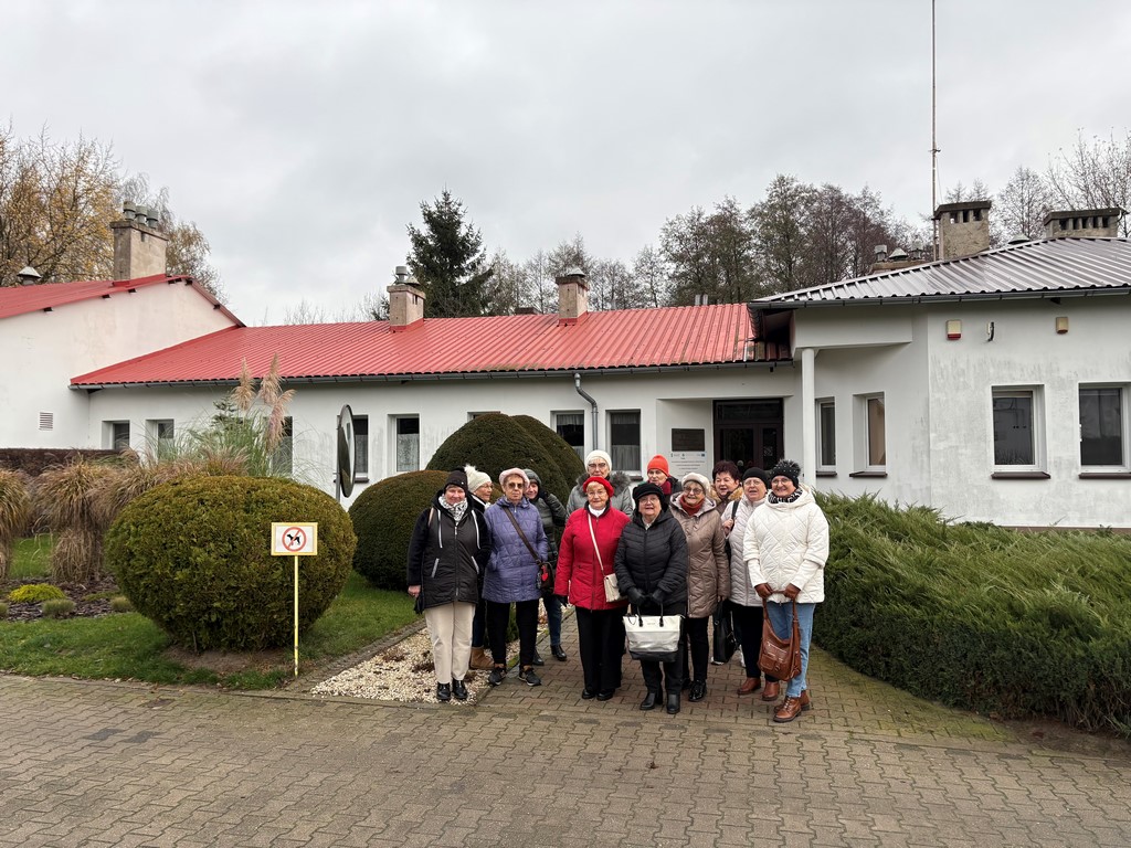 Na zdjęciu uczestnicy wizyty w oczyszczalni przed obiektami oczyszczalni