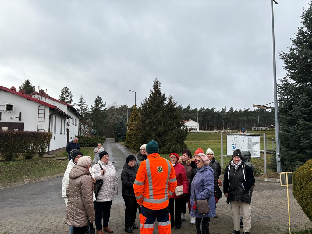 Na zdjęciu uczestnicy wizyty w oczyszczalni przed obiektami oczyszczalni