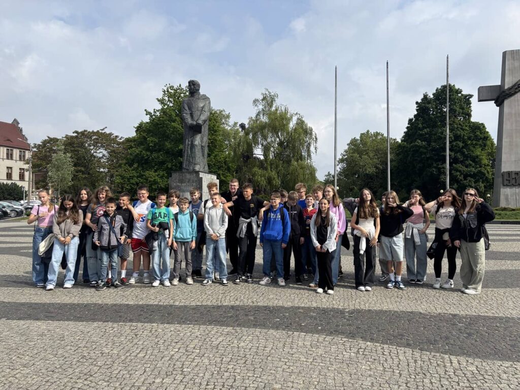 Na zdjęciu grupa młodzieży na ulicy Poznania