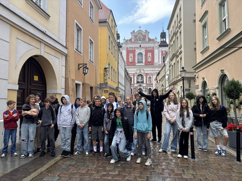 Na zdjęciu grupa młodzieży na ulicy Poznania