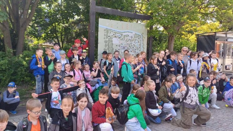 Na zdjęciu grupa dzieci podczas wycieczki w otoczeniu przyrody