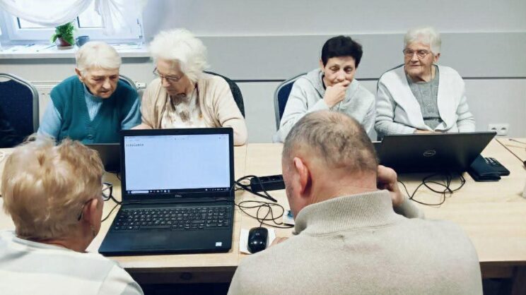 zdjęcie przedstawia osoby podczas szkolenia komputerowego