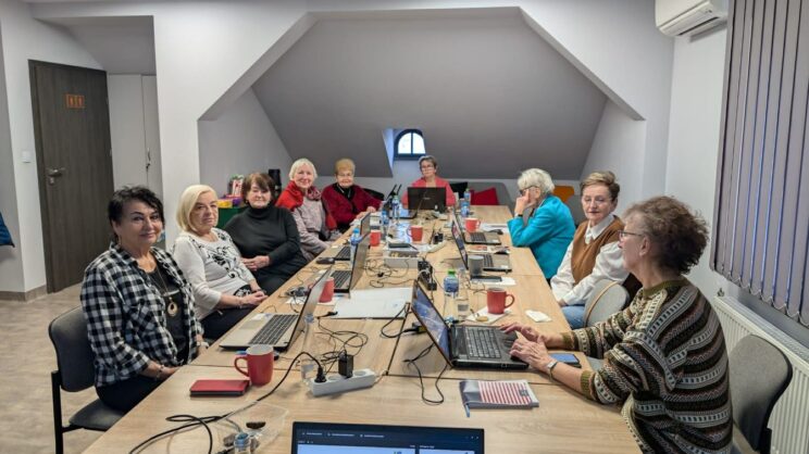 zdjęcie przedstawia osoby podczas szkolenia komputerowego