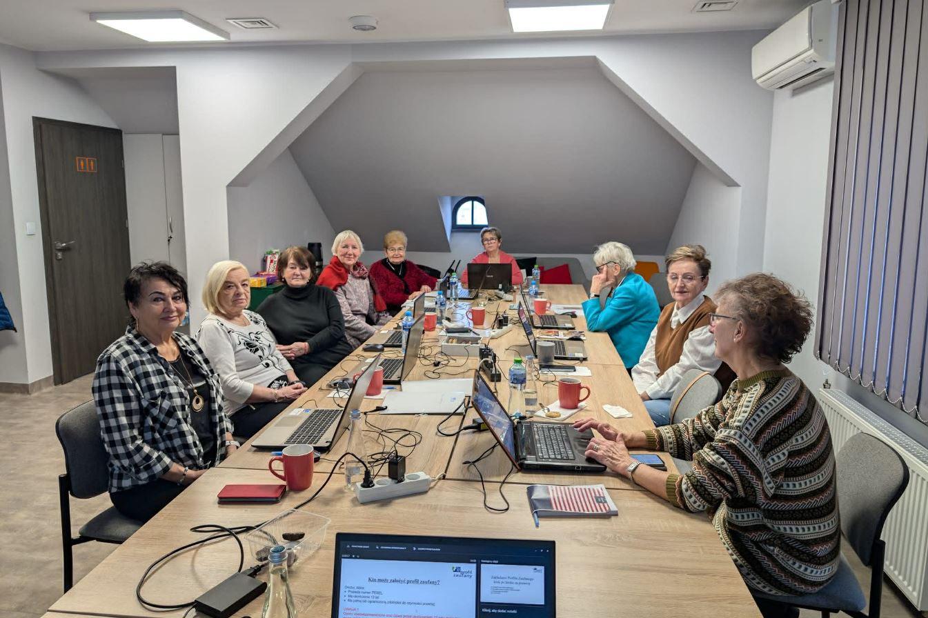 zdjęcie przedstawia osoby podczas szkolenia komputerowego