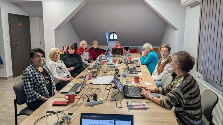 zdjęcie przedstawia osoby podczas szkolenia komputerowego